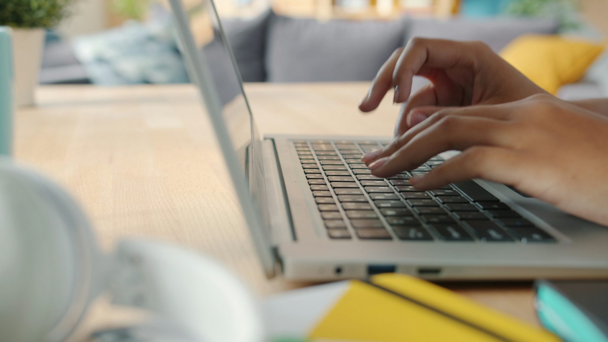 Les mains d’une personne au travail sur le clavier d’un ordinateur